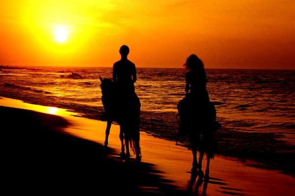 Paseos a caballo durante el atardecer en Mancora